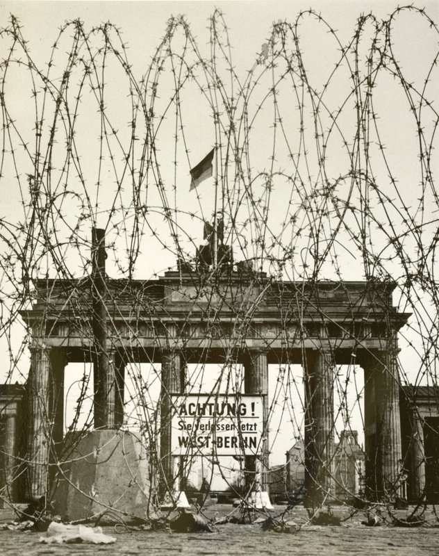 Drut kolczasty przed Bramą Brandenburską, Berlin, Niemcy, podczas alianckiej okupacji miasta po II wojnie światowej (zdjęcie czarno-białe) autorstwa Photographer German