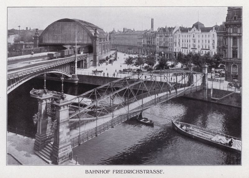 Berlin: Bahnhof Friedrichstrasse (zdjęcie czarno-białe) autorstwa Photographer German
