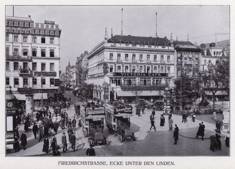 Berlin: Friedrichstrasse, róg Unter den Linden (zdjęcie czarno-białe) autorstwa Photographer German