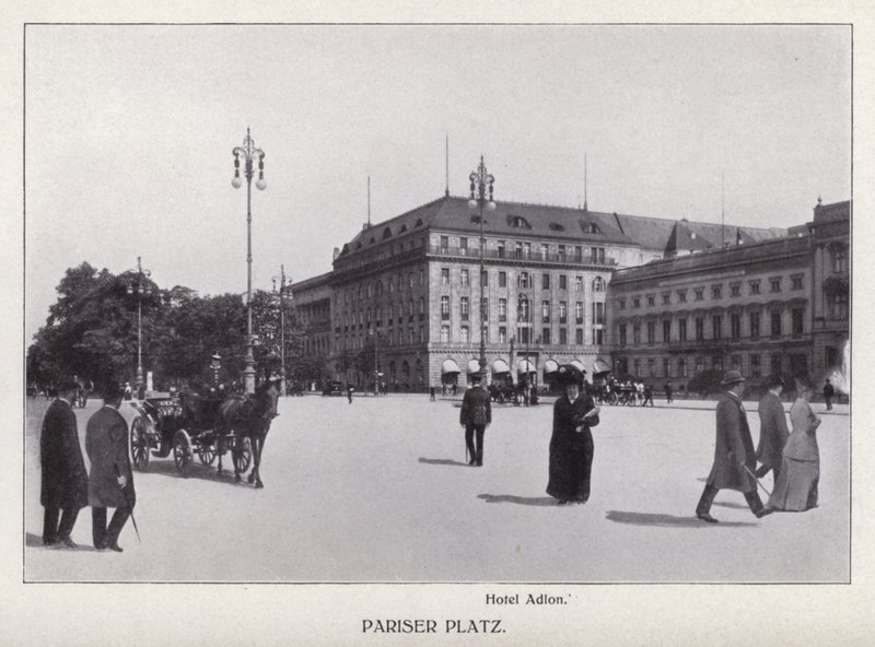 Berlin: Pariser Platz (zdjęcie czarno-białe) autorstwa Photographer German