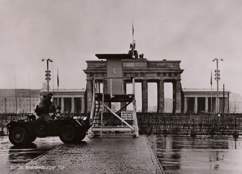 Brytyjski samochód pancerny na granicy Berlina Wschodniego i Zachodniego przy Bramie Brandenburskiej (zdjęcie czarno-białe) autorstwa Photographer German