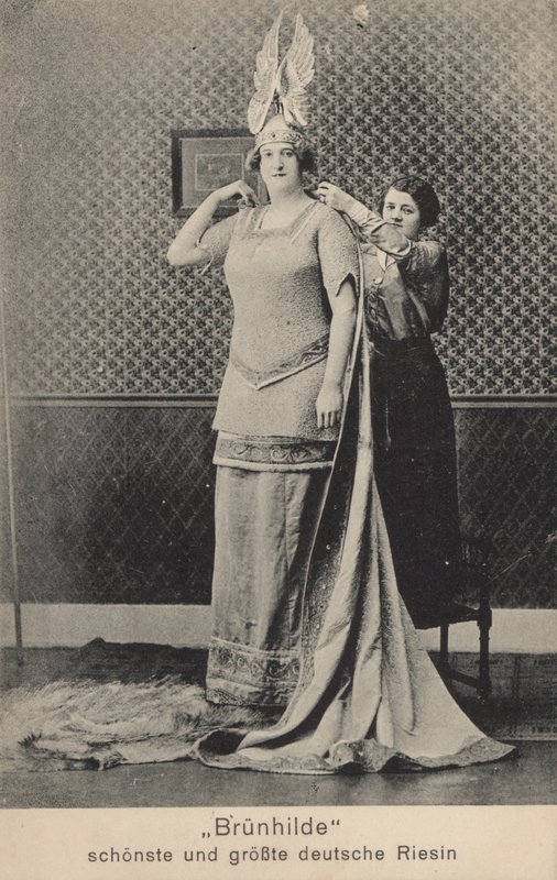 Brunhilda, najpiękniejsza i najwyższa niemiecka olbrzymka (zdjęcie czarno-białe) autorstwa Photographer German