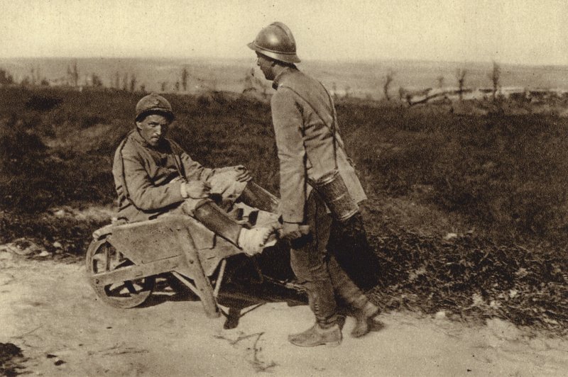 Pojmany francuski żołnierz przewożący swojego rannego towarzysza na taczce, I wojna światowa autorstwa Photographer German