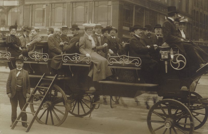 Charabanc, Berlin (zdjęcie czarno-białe) autorstwa Photographer German