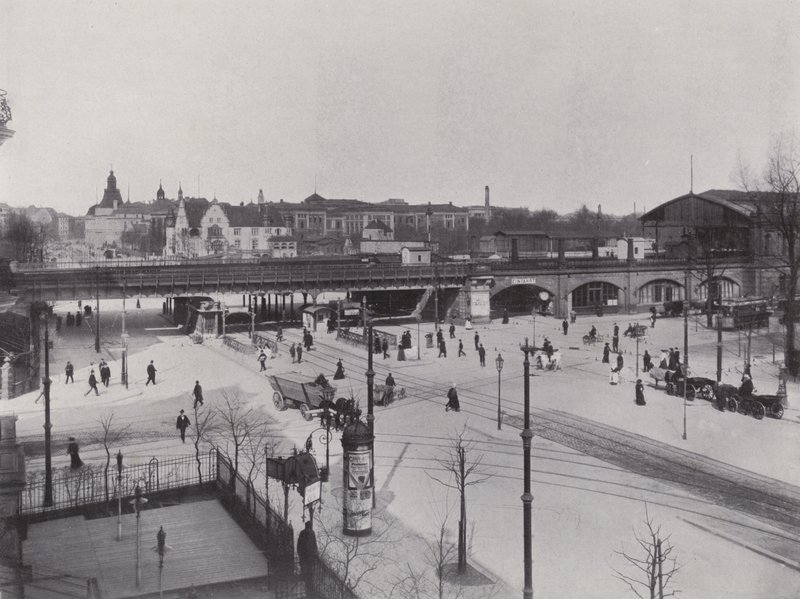 Charlottenburg, Hardenbergstrasse, Bahnhof Zoologischer Garten (zdjęcie czarno-białe) autorstwa Photographer German