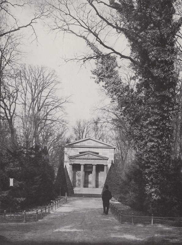 Charlottenburg, Mauzoleum, na zewnątrz (zdjęcie czarno-białe) autorstwa Photographer German