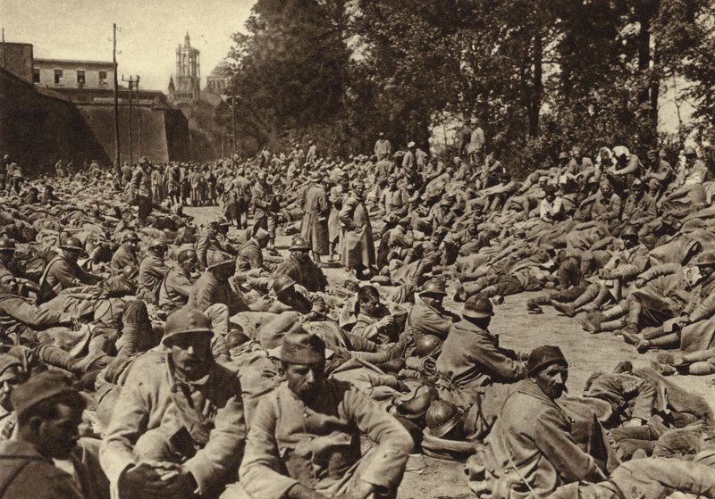 Punkt zbiórki w cytadeli Laon we Francji dla francuskich jeńców schwytanych podczas niemieckiej ofensywy wiosennej, I wojna światowa autorstwa Photographer German