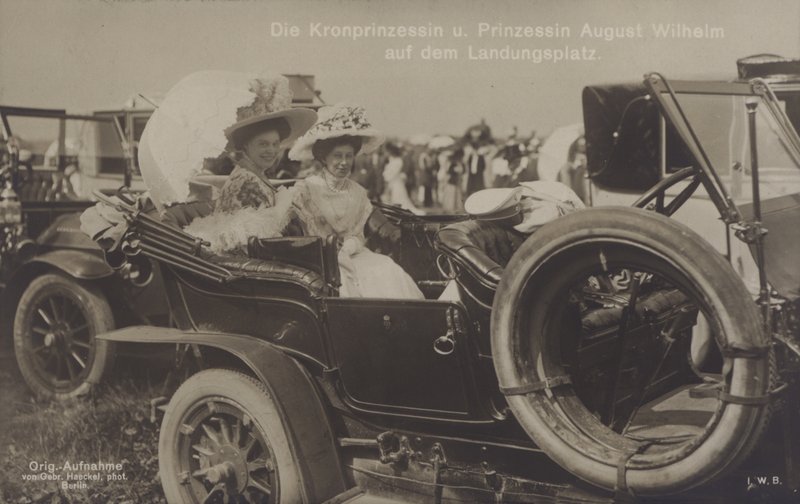 Księżniczka Cecilie i księżniczka August Wilhelm z Niemiec na lądowisku Zeppelina (zdjęcie czarno-białe) autorstwa Photographer German