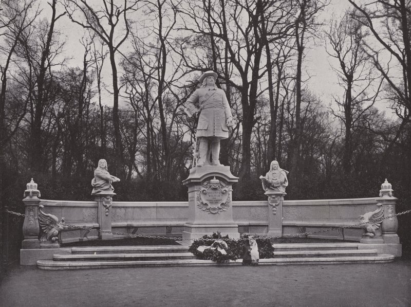 Monument In The Siegesallee, Friedrich Wilhelm, Wielki Elektor (zdjęcie czarno-białe) autorstwa Photographer German