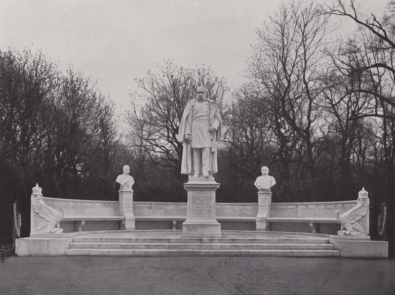 Monument In The Sieges-Allee, Wilhelm Der Grosse (zdjęcie czarno-białe) autorstwa Photographer German