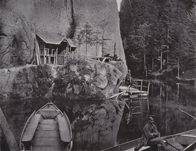 Edmundsklamm, przednia stacja łodzi (zdjęcie czarno-białe) autorstwa Photographer German