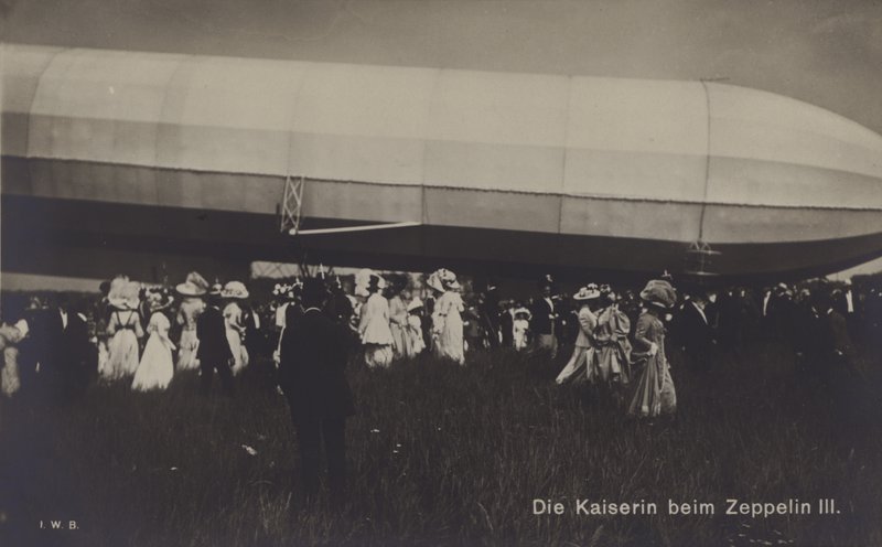 Cesarzowa Wiktoria Augusta z Niemiec z Zeppelin LZ III (zdjęcie czarno-białe) autorstwa Photographer German