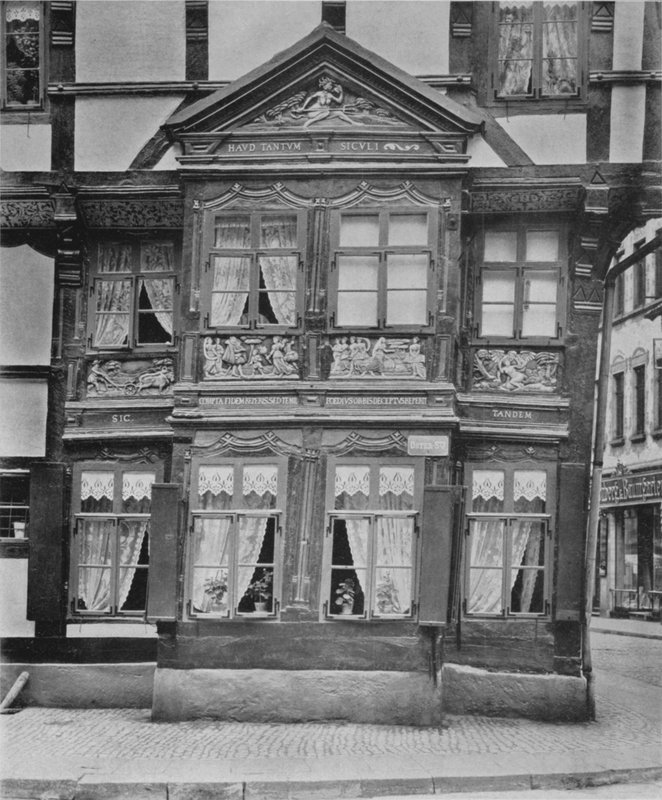 Okno wykuszowe w domu Borchera przy Der Osterstrasse (zdjęcie czarno-białe) autorstwa Photographer German