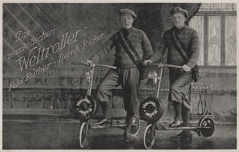 Felix Ruether i Bernhard Ricker, muzyczni jeźdźcy na hulajnogach (zdjęcie czarno-białe) autorstwa Photographer German