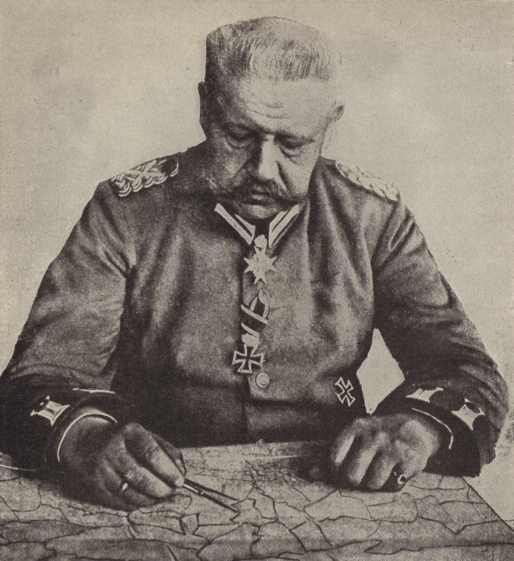 Feldmarszałek von Hindenburg studiujący mapę (zdjęcie czarno-białe) autorstwa Photographer German