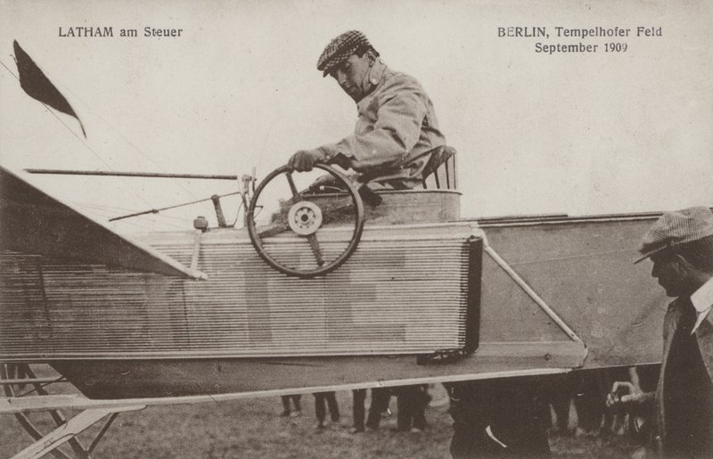 Francuski lotnik Hubert Latham za sterami swojego samolotu, lotnisko Tempelhof, Berlin, wrzesień 1909 (zdjęcie czarno-białe) autorstwa Photographer German