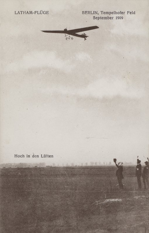 Francuski lotnik Hubert Latham przelatujący nad lotniskiem Tempelhof, Berlin, wrzesień 1909 (zdjęcie czarno-białe) autorstwa Photographer German