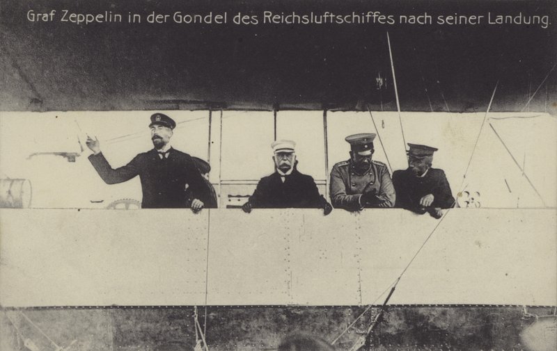 Niemiecki konstruktor sterowców Graf Ferdinand von Zeppelin w gondoli jednego ze swoich sterowców po wylądowaniu (zdjęcie czarno-białe) autorstwa Photographer German