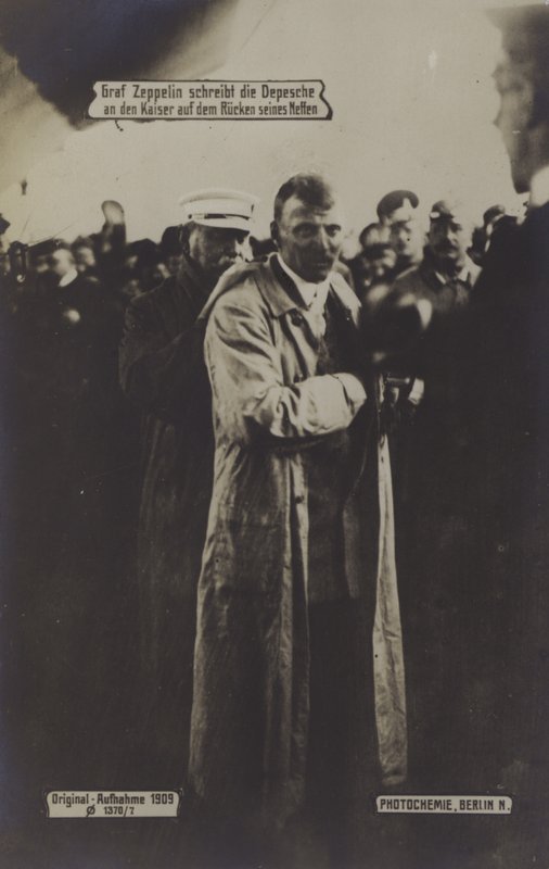 Niemiecki konstruktor sterowców Graf Ferdinand von Zeppelin pisze wiadomość do cesarza na plecach swojego siostrzeńca autorstwa Photographer German