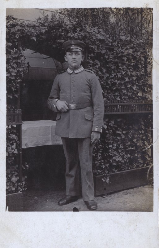 Żołnierz armii niemieckiej (zdjęcie czarno-białe) autorstwa Photographer German