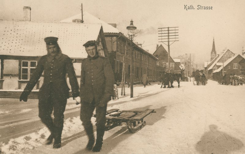 Niemiecka okupacja Jelgavy na Łotwie podczas I wojny światowej (zdjęcie czarno-białe) autorstwa Photographer German