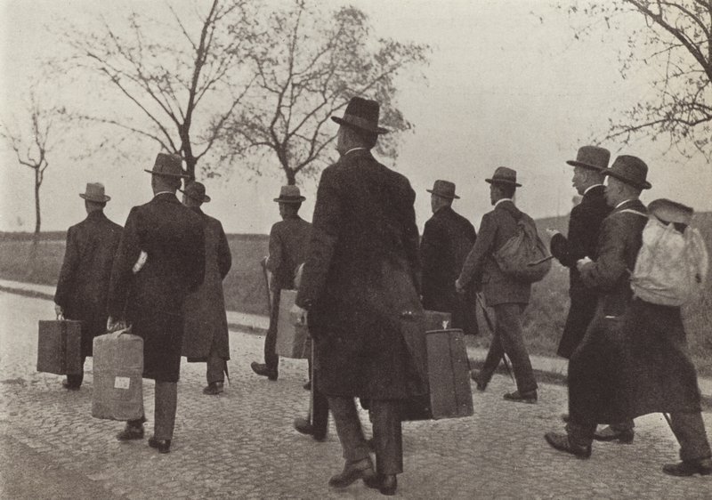 Niemieccy kolejarze wygnani z Zagłębia Ruhry za udział w kampanii obywatelskiego nieposłuszeństwa podczas okupacji francuskiej, sierpień 1923 (zdjęcie czarno-białe) autorstwa Photographer German