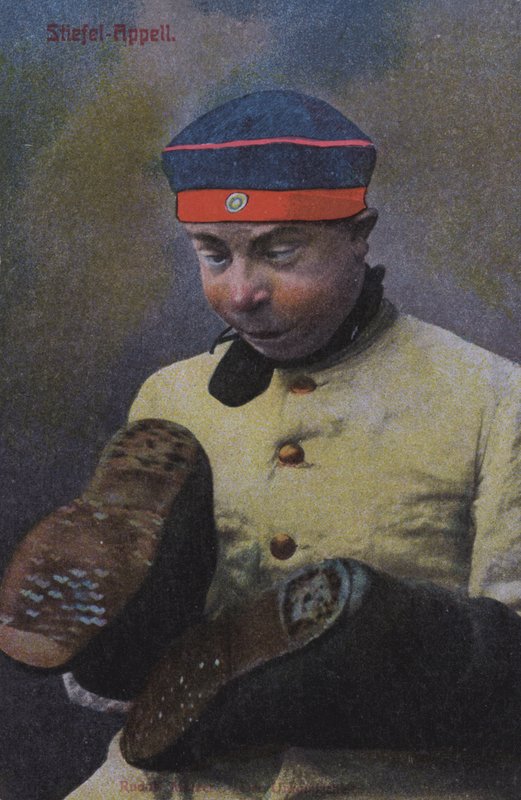 Niemiecki żołnierz patrzący na podeszwy swoich butów (kolorowe zdjęcie) autorstwa Photographer German