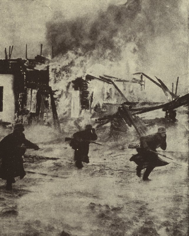 Niemieccy żołnierze posuwają się przez płonące ruiny Rotterdamu po jego zbombardowaniu przez Luftwaffe, II wojna światowa, maj 1940 (zdjęcie czarno-białe) autorstwa Photographer German