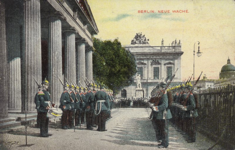 Niemieccy żołnierze na paradzie przed Neue Wache, Berlin (kolorowe zdjęcie) autorstwa Photographer German