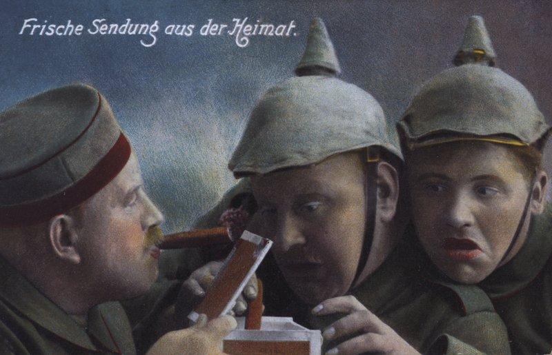 Niemieccy żołnierze odbierający z domu paczkę cygar (kolorowe zdjęcie) autorstwa Photographer German