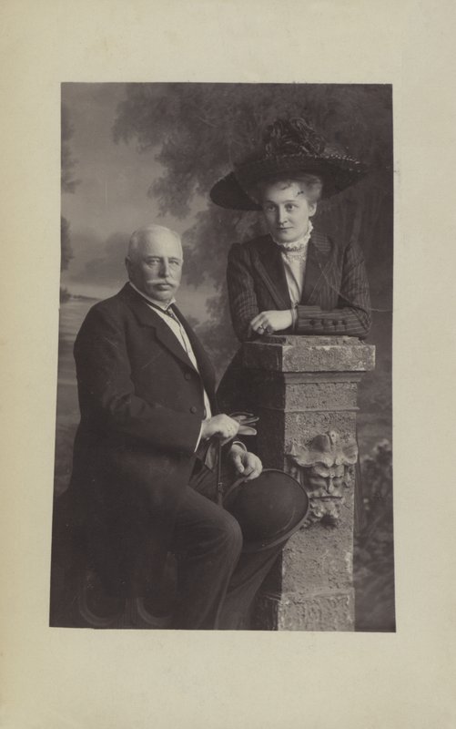 Graf Ferdinand von Zeppelin, niemiecki projektant i konstruktor sterowców, i jego żona Isabella (zdjęcie czarno-białe) autorstwa Photographer German