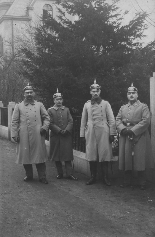 Grupa oficerów armii niemieckiej (zdjęcie czarno-białe) autorstwa Photographer German