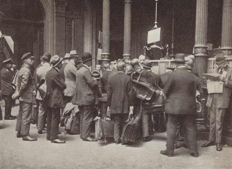Hiperinflacja w Weimarze Niemcy: ludzie stojący w kolejce przed Reichsbank w Berlinie z walizkami do przewożenia pieniędzy, lipiec 1923 (zdjęcie czarno-białe) autorstwa Photographer German