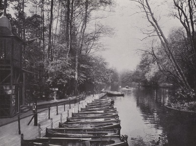 W Tiergarten, stacja łodzi przy Neuen See (zdjęcie czarno-białe) autorstwa Photographer German