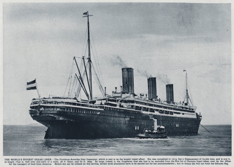 Imperator, liniowiec oceaniczny zbudowany dla niemieckiej linii Hamburg America Line w 1913, używany przez aliantów do transportu wojsk amerykańskich z powrotem do Stanów Zjednoczonych po zakończeniu I wojny światowej (zdjęcie czarno-białe) autorstwa Photographer German