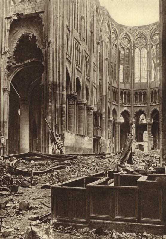 Wnętrze bazyliki Saint Quentin we Francji, zniszczone przez bombardowanie alianckie, I wojna światowa autorstwa Photographer German