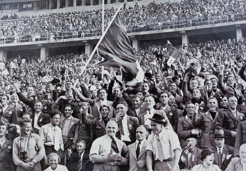 Włoscy kibice kibicujący swoim sportowcom na stadionie na Igrzyskach Olimpijskich, Berlin, Niemcy autorstwa Photographer German