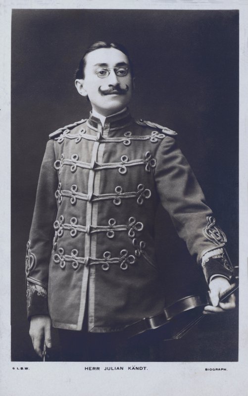 Julian Kandt, austriacki skrzypek i lider zespołu (zdjęcie czarno-białe) autorstwa Photographer German