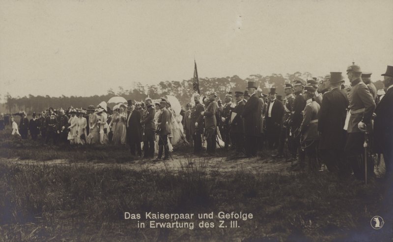 Kaiser Wilhelm II i cesarzowa Wiktoria Augusta z Niemiec i ich świta w oczekiwaniu na przybycie Zeppelina LZ III (zdjęcie czarno-białe) autorstwa Photographer German