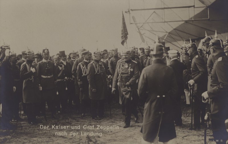 Kaiser Wilhelm II i niemiecki konstruktor sterowców Graf Ferdinand von Zeppelin po lądowaniu jednego ze sterowców Zeppelina (zdjęcie czarno-białe) autorstwa Photographer German