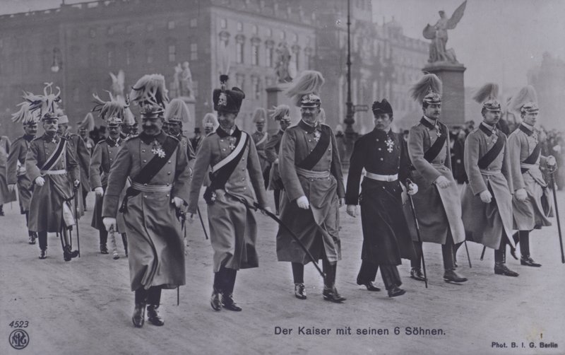 Kaiser Wilhelm II Niemiec i jego sześciu synów w mundurach wojskowych (zdjęcie czarno-białe) autorstwa Photographer German