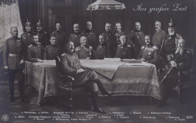 Kaiser Wilhelm II Niemiec ze starszymi niemieckimi dowódcami wojskowymi (zdjęcie czarno-białe) autorstwa Photographer German