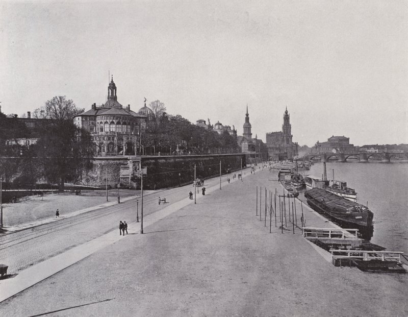 Royal Belvedere i lądowisko parowca (zdjęcie czarno-białe) autorstwa Photographer German
