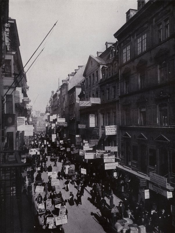 Lipsk: Petersstrasse podczas targów (zdjęcie czarno-białe) autorstwa Photographer German