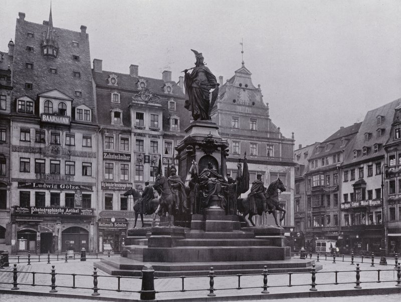 Lipsk: Pomnik Zwycięstwa (zdjęcie czarno-białe) autorstwa Photographer German