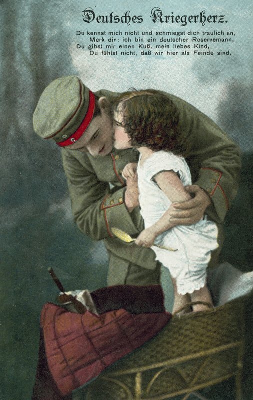 Mała dziewczynka całująca niemieckiego żołnierza (kolorowe zdjęcie) autorstwa Photographer German