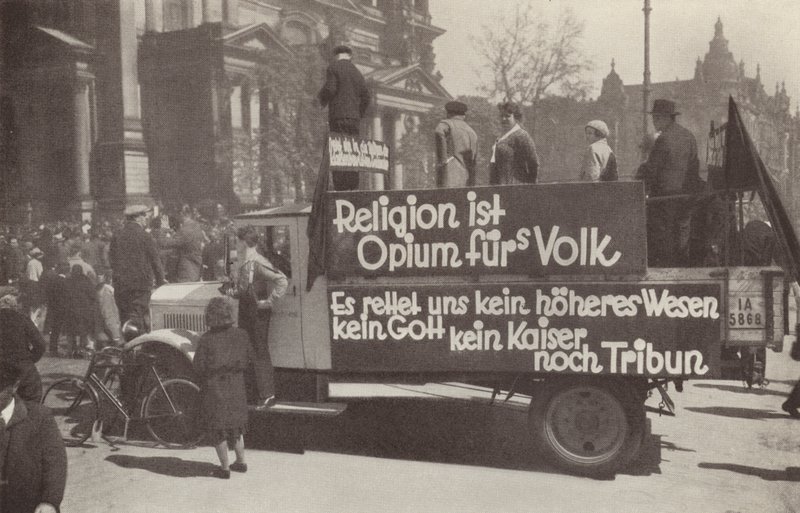 Ciężarówka wymalowana komunistycznymi hasłami na ulicach Berlina, Niemcy autorstwa Photographer German