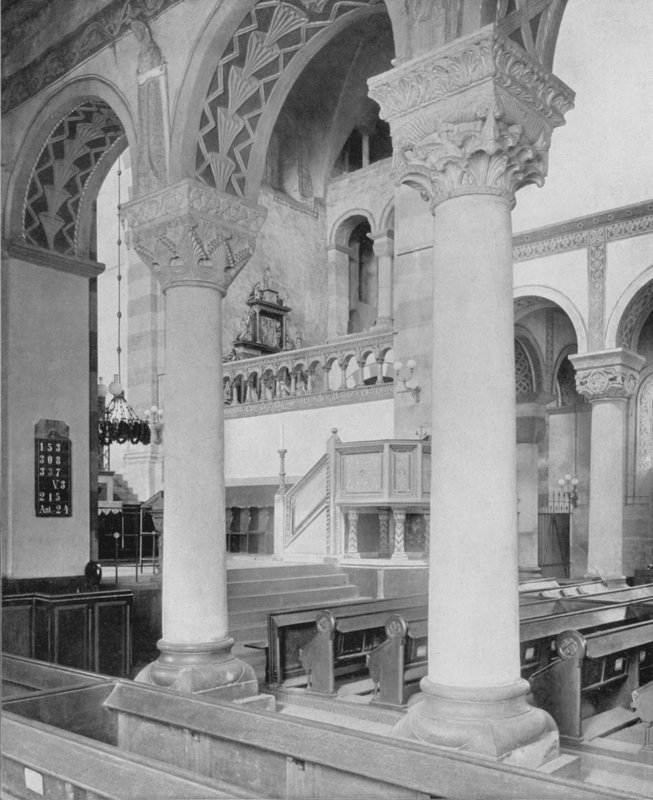 Michaeliskirche, wnętrze z anielskim chórem (zdjęcie czarno-białe) autorstwa Photographer German