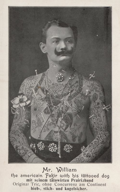 Pan William, amerykański fakir ze swoim wytatuowanym psem (zdjęcie czarno-białe) autorstwa Photographer German