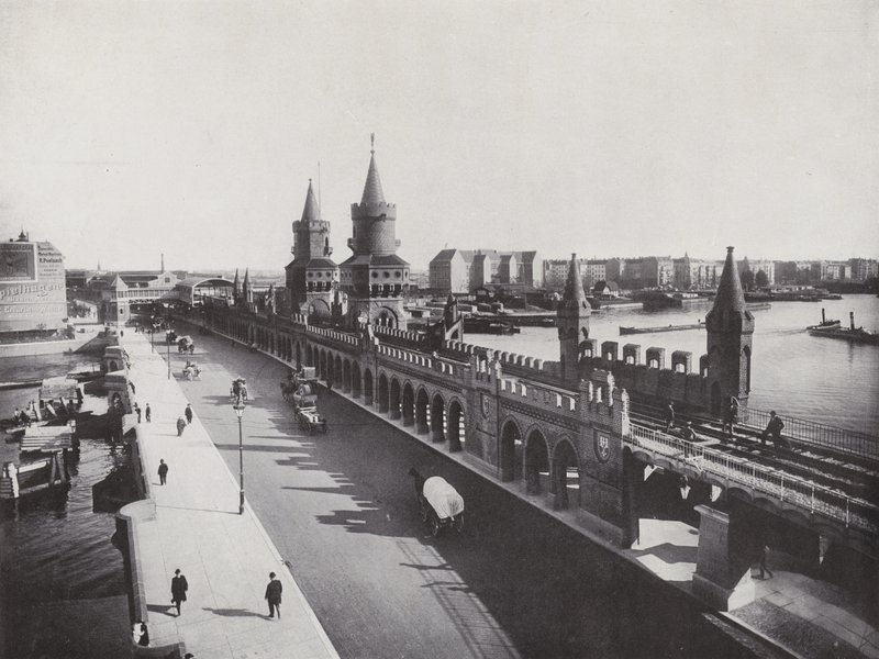 Most Oberbaum z podniesioną linią kolejową (zdjęcie czarno-białe) autorstwa Photographer German